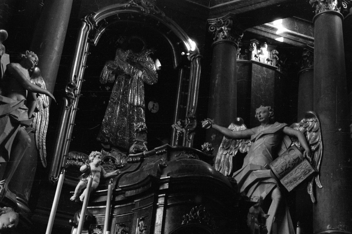 klasztor Bernardynów - kościół pw. św. Antoniego Padewskiego - wnętrze - fragment, skan 1