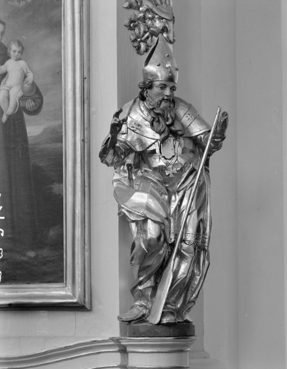 Kościół pw. NMP i św. Mikołaja - ołtarz boczny przy tęczy: rzeźba św. Mikołaja., skan 1