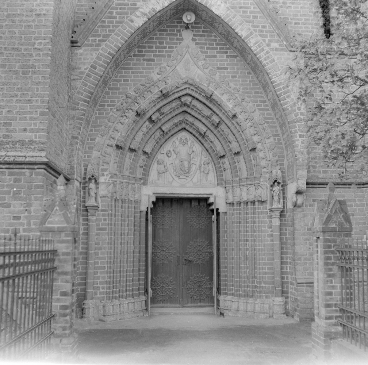 klasztor Cystersów - kościół pw. Wniebowzięcia NMP, św. Bernarda, św. Benedykta i św. Stanisława - portal północny, skan 1