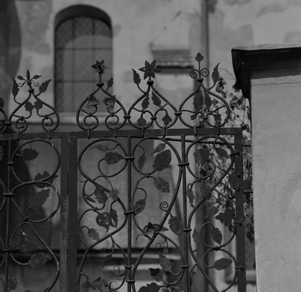 klasztor Franciszkanów - kościół pw. św. Franciszka z Asyżu - krata ogrodzeniowa z XVIII wieku - fragment, skan 1