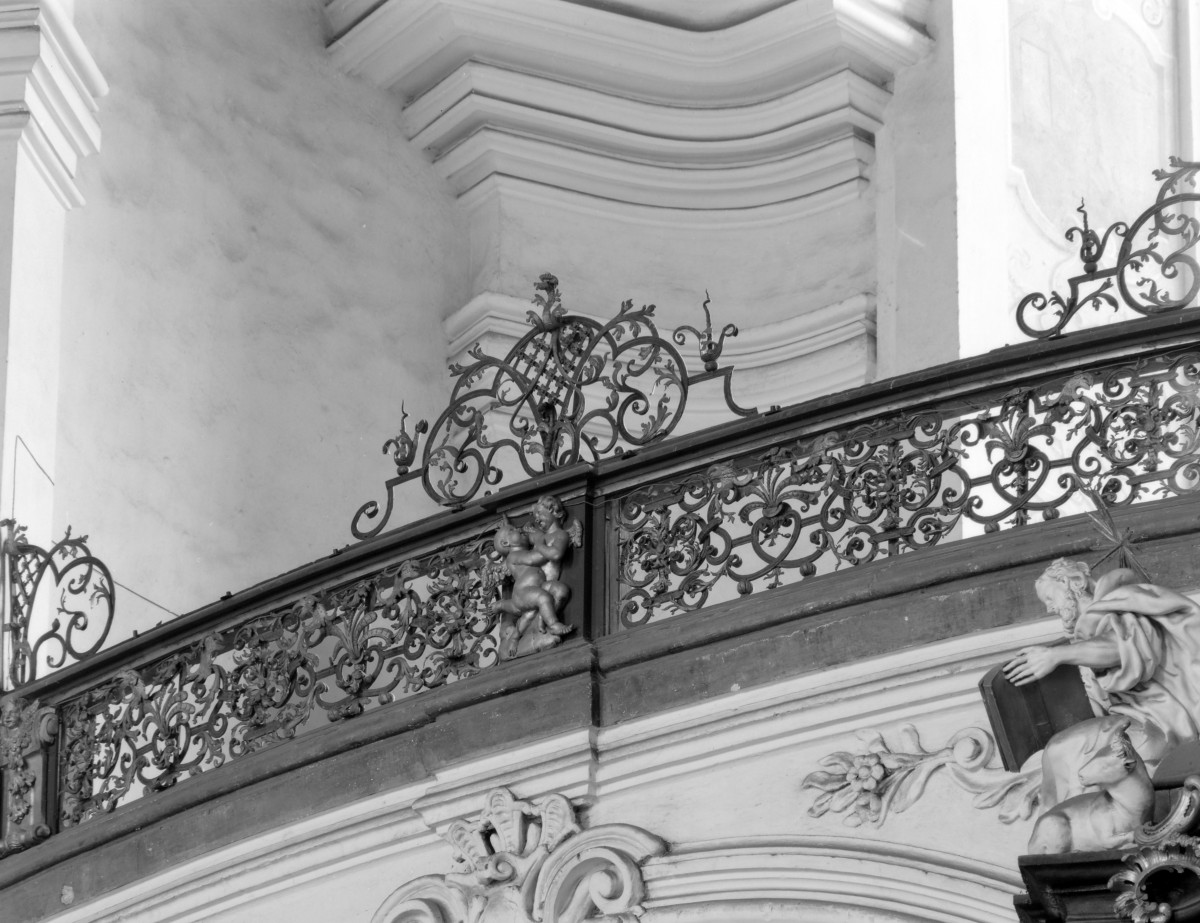 kościół, ob. parafialny pw. Wniebowzięcia Najświętszej Marii Panny - wnętrze: krata empory w transepcie, skan 1