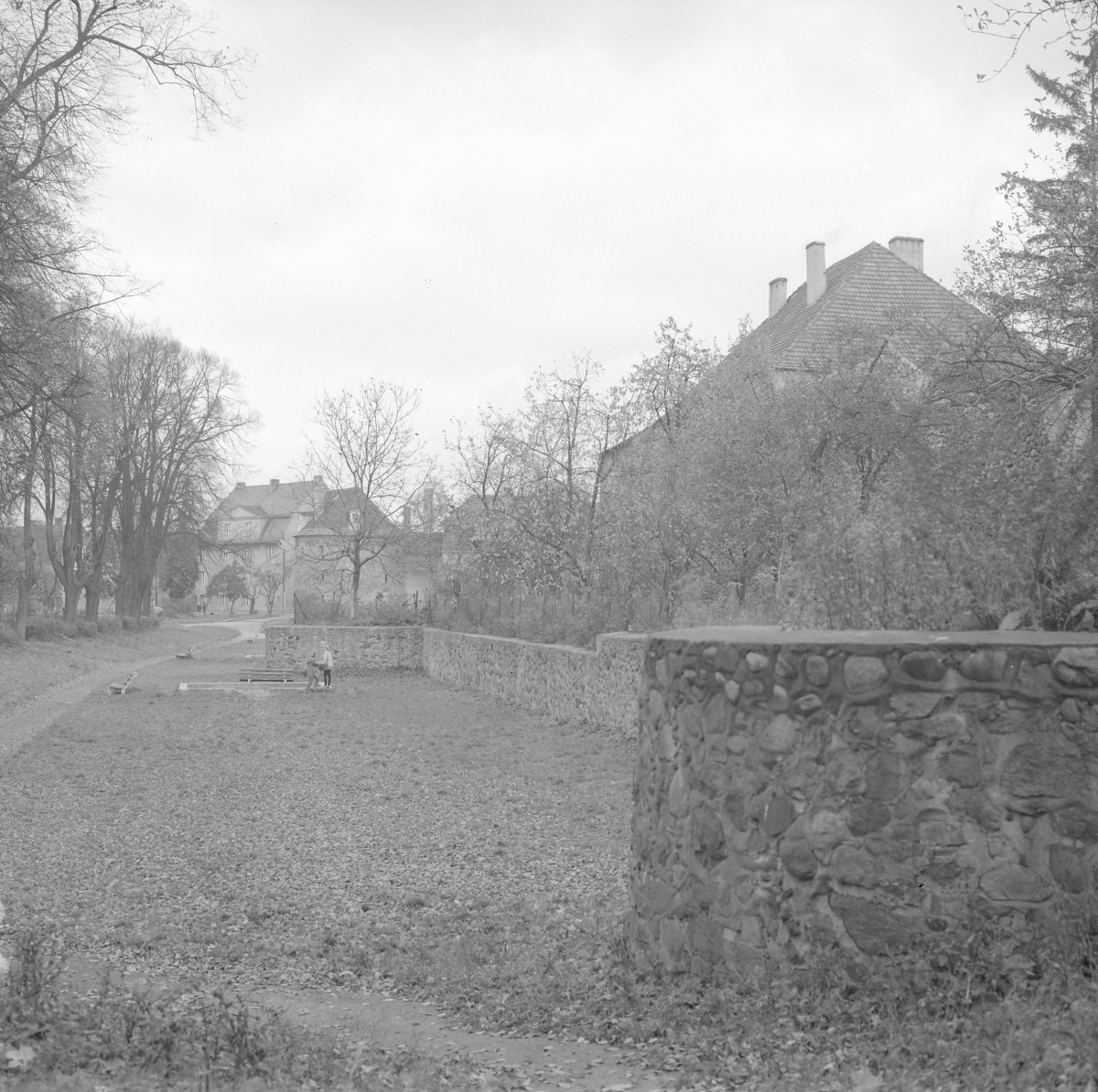 Mury miejskie - widok ogólny wraz z sąsiadującą zabudową miejską., skan 1