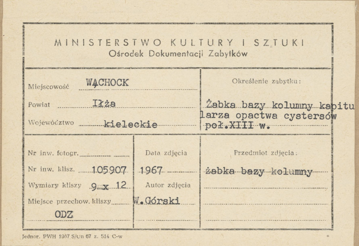Zespół opactwa Cystersów - klasztor, kapitularz, baza kolumny  - detal - metryczka, skan 1
