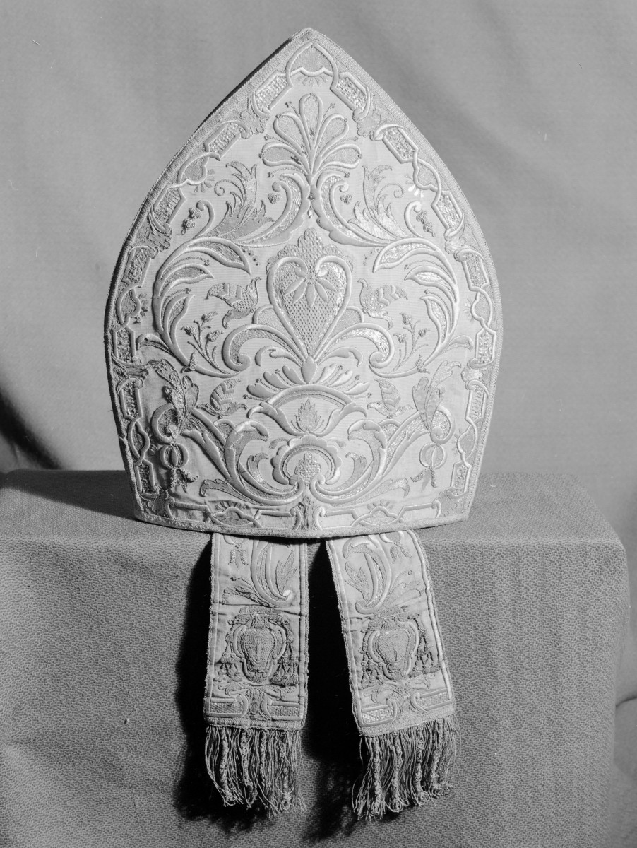 kościół pw. Wniebowzięcia Najświętszej Maryi Panny i św. Zygmunta - skarbiec katedralny - zbiory - infuła biała /XVIII w./, skan 1