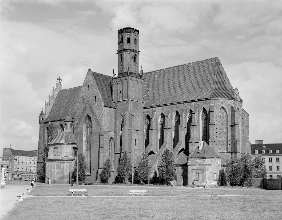 Kościół św. Wojciecha - elewacja płd. widok ogólny, skan 1