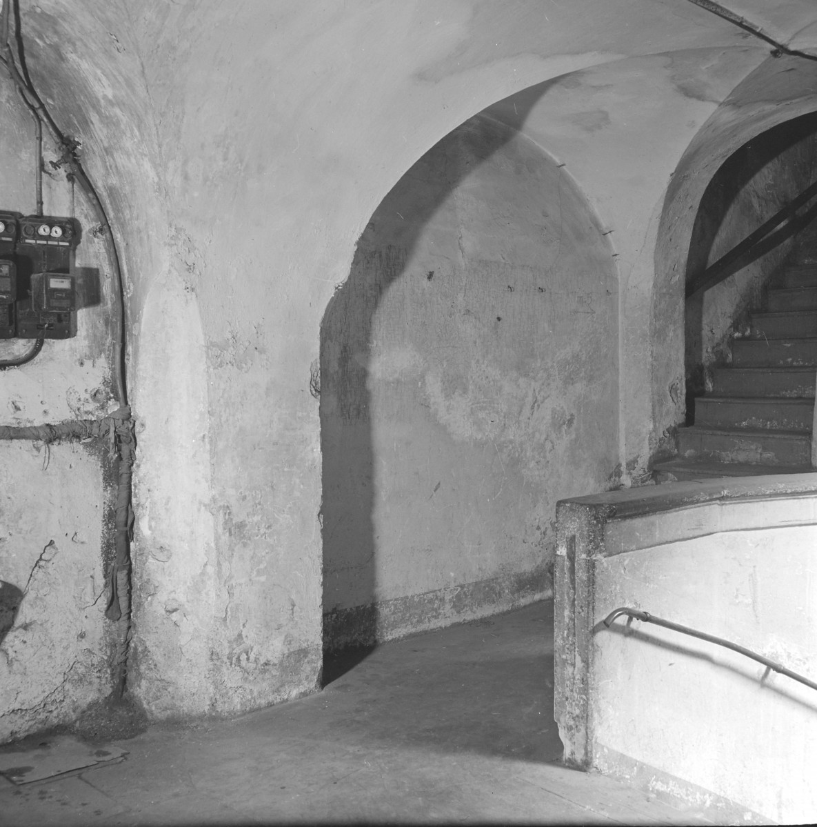 rynek miasta - kamienica - wnętrze - klatka schodowa - fragment, skan 1
