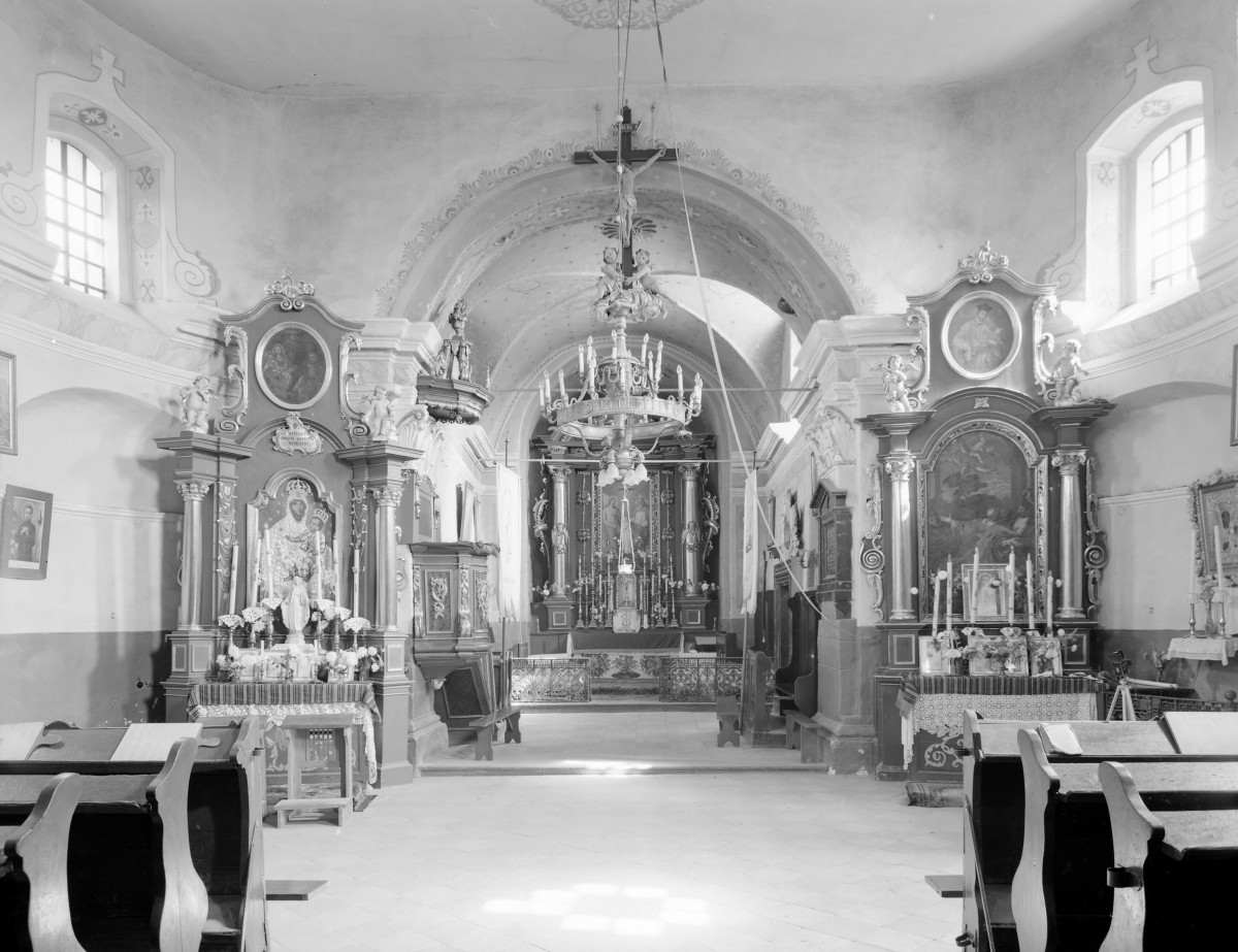 kościół parafialny pw.Trójcy Przenajświętszej - wnętrze: widok w stronę prezbiterium, skan 1