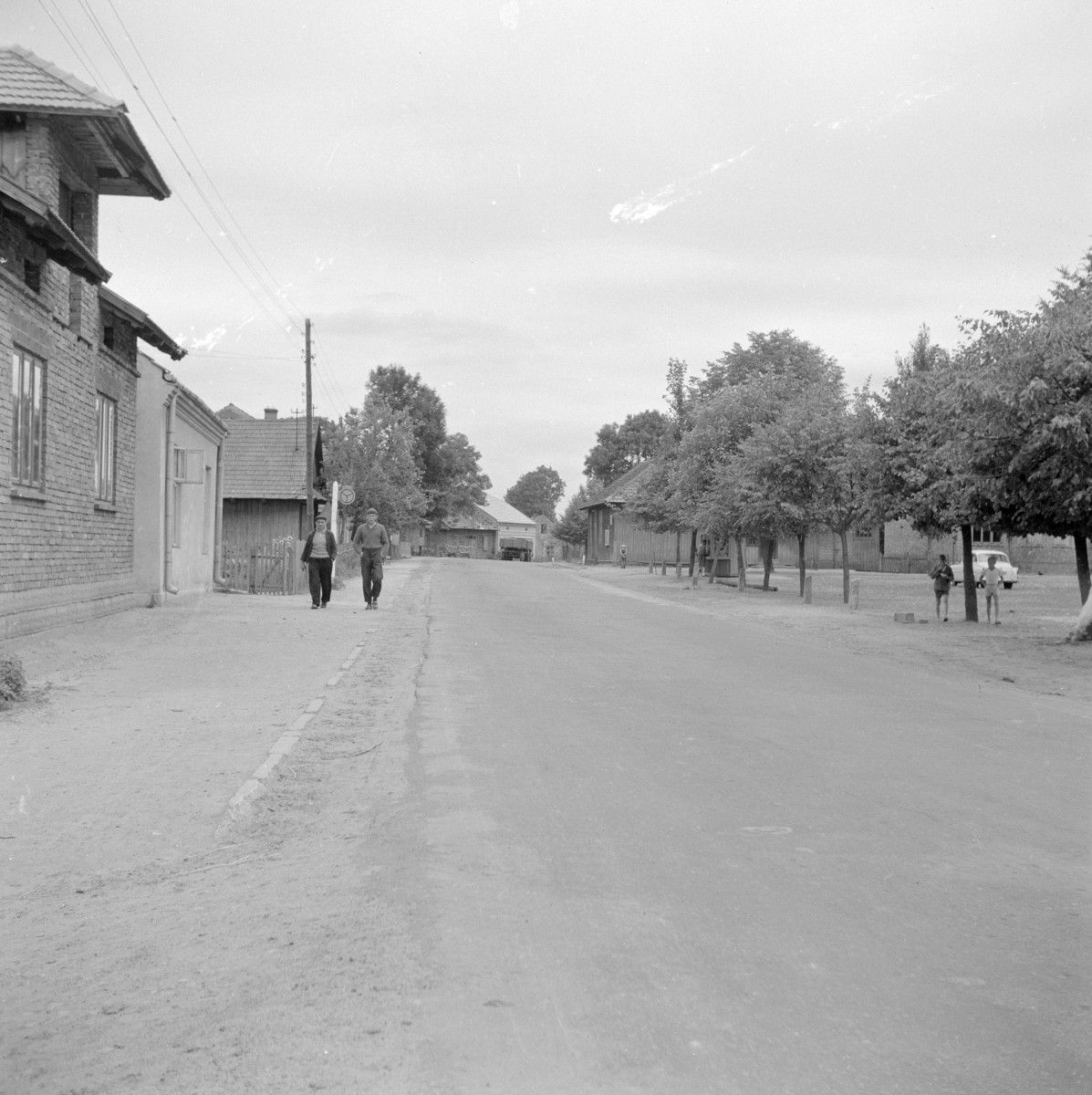 fragment rynku wzdłuż szosy w stronę południową, skan 1