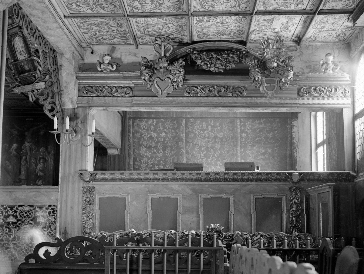 kościół Pokoju im. Trójcy Świętej - wnętrze, loża Hochbergów, skan 1