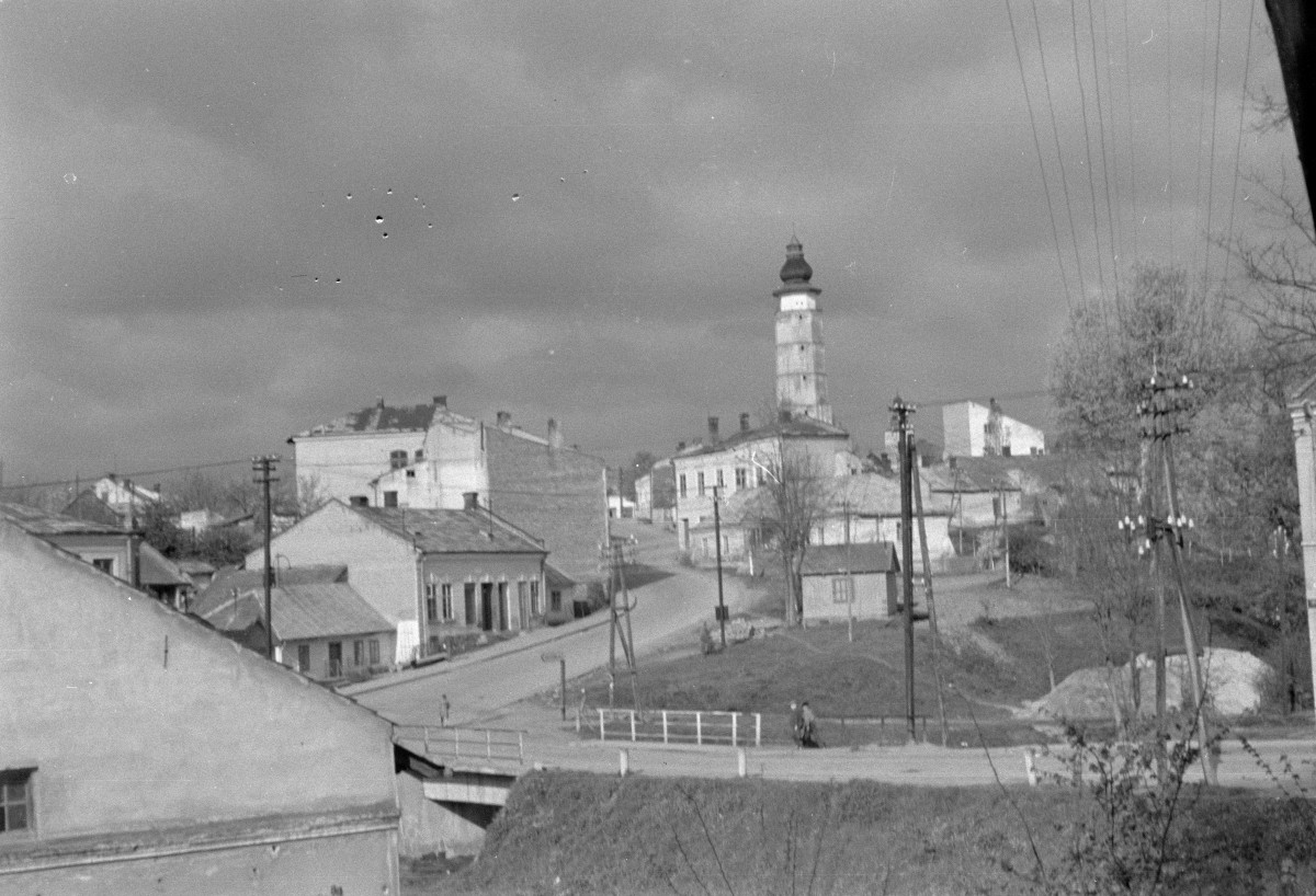 miasto - domy, wieża ratusza, skan 1