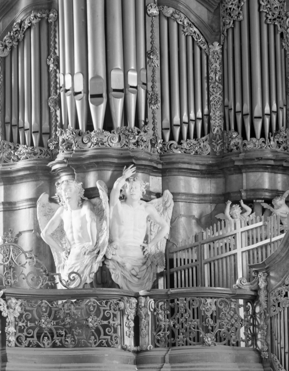 kościół, ob. parafialny pw. Wniebowzięcia Najświętszej Marii Panny - wnętrze: organy, fragment prospektu, skan 1