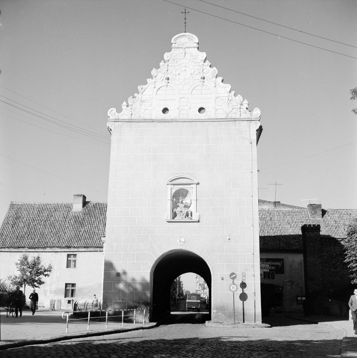 Brama Grudziądzka. Elewacja kaplicy z przejazdem. Renesansowy szczyt oraz wnęka z rzeźbą. , skan 1