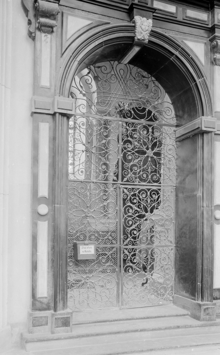 Katedra pw. Wniebowzięcia Najświętszej Marii Panny - wnętrze - kaplica Łubieńskich, ściana południowa, portal II od ambitu, skan 1