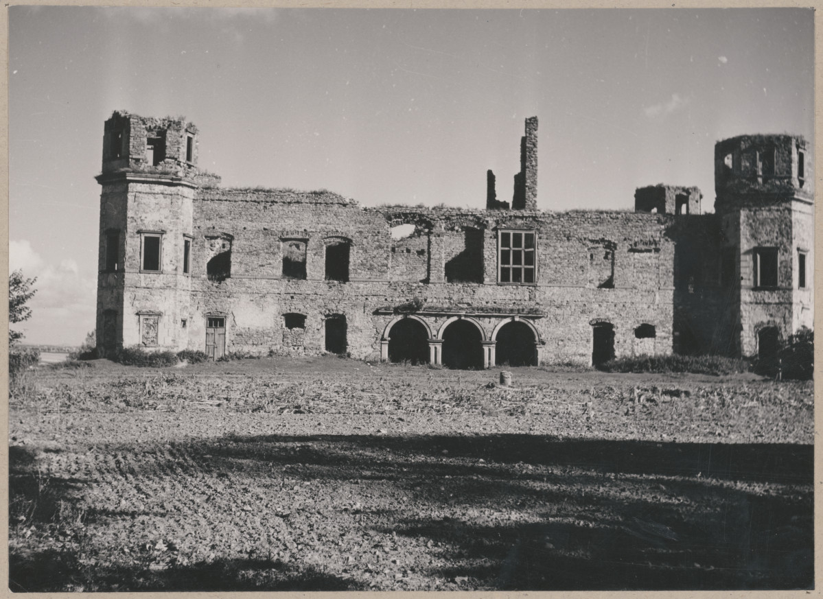 Ruiny pałacu - widok elewacji zach. , skan 1