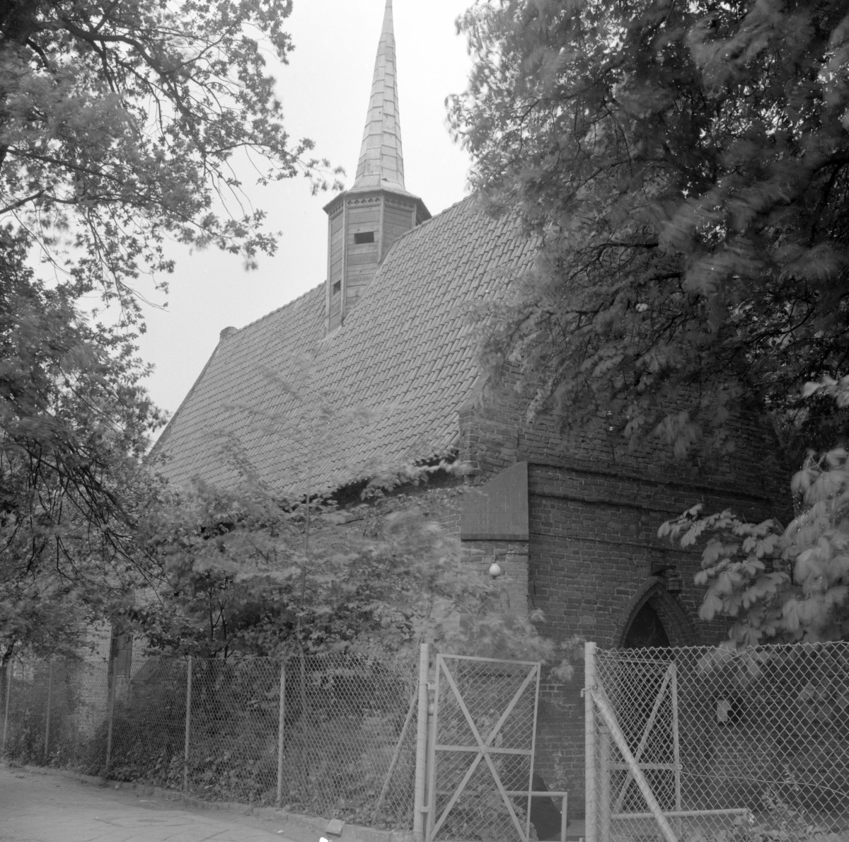 kościół szpitalny, ob. parafialny pw. św. Jerzego - elewacja północno-zachodnia, skan 1