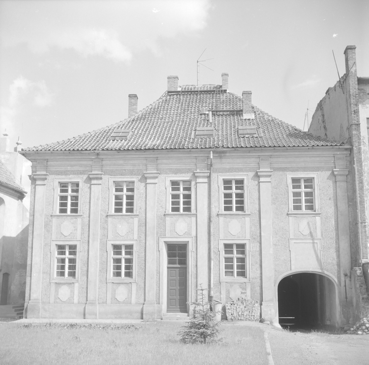 Barokowy zespół poklasztorny benedyktynek tzw. Pałac Opatek - elewacja z bramą wjazdową, skan 1