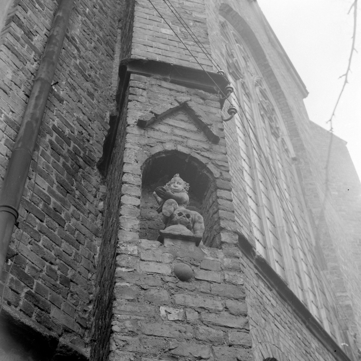 Katedra pw. św. Stanisława Biskupa i Męczennika i św. Wacława Męczennika - elewacja fragment, skan 1