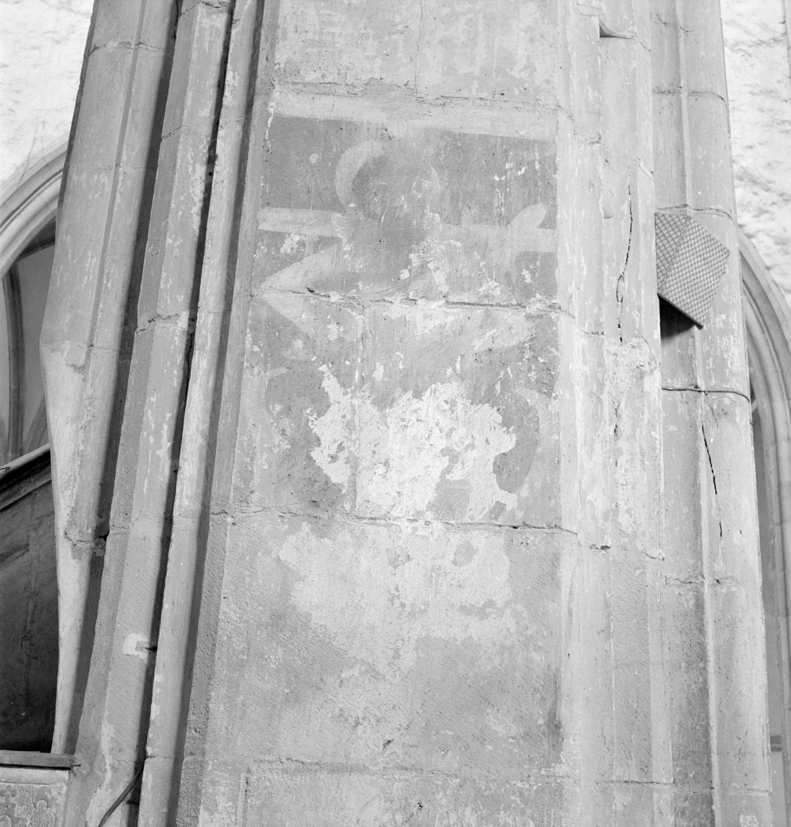 Bazylika kolegiacka św. apostołów Piotra i Pawła - wnętrze: polichromia na filarze, skan 1