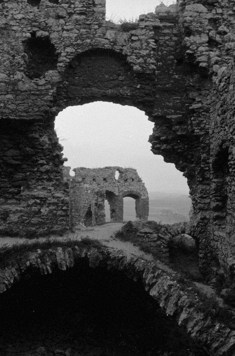 zamek Sulimczyków - fragment ruin murów, skan 1