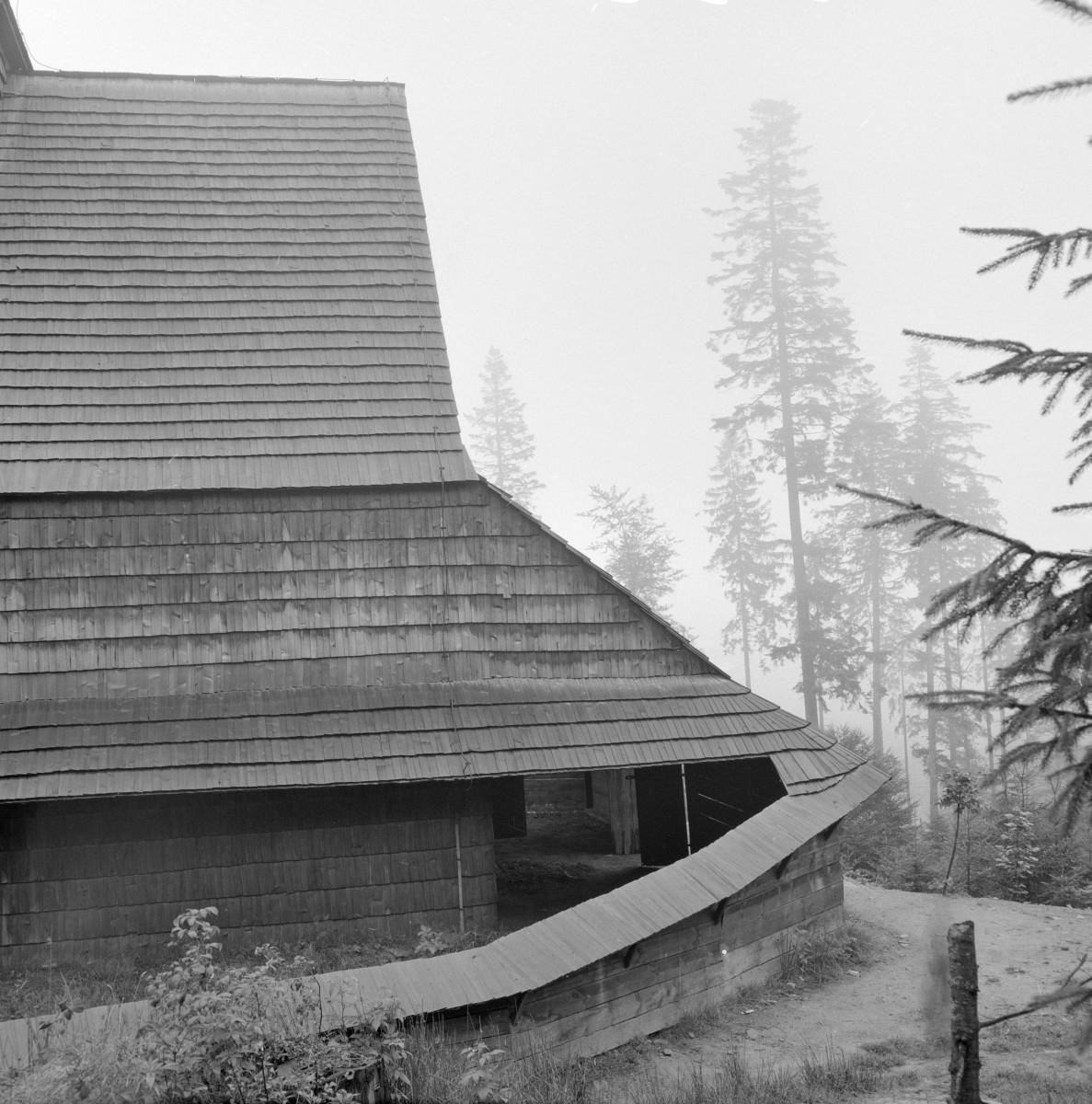 kościół pw. Podwyższenia Krzyża Świętego - elewacja południowa - fragment, skan 1