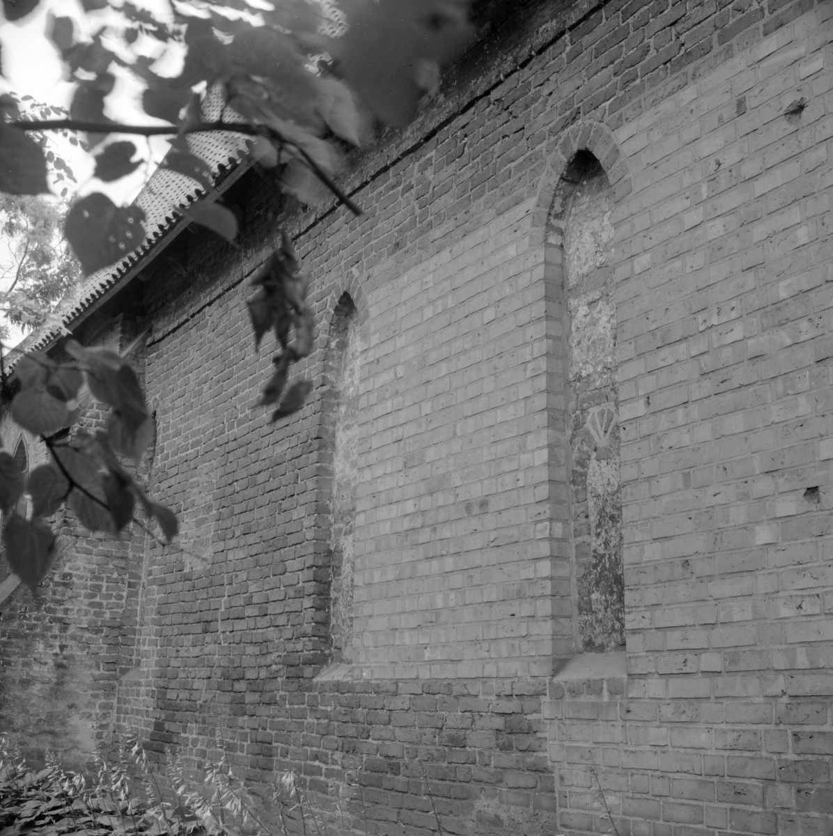 kościół szpitalny, ob. parafialny pw. św. Jerzego - elewacja północna, fragment, skan 1