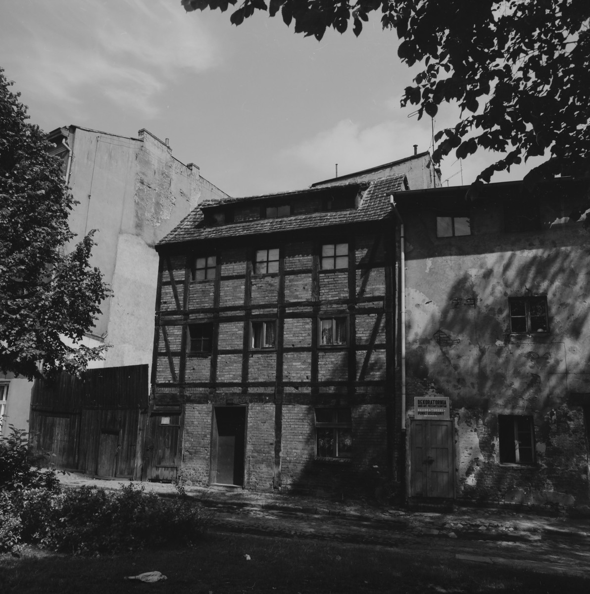 Dom - widok ogólny, elewacja szachulcowa, skan 1