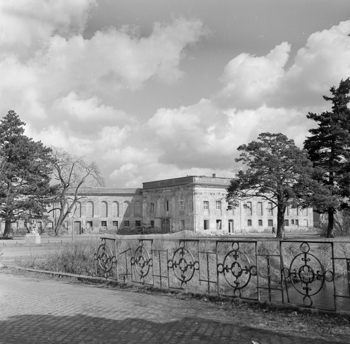 zamek, pałac - pawilon boczny prawy, skan 1