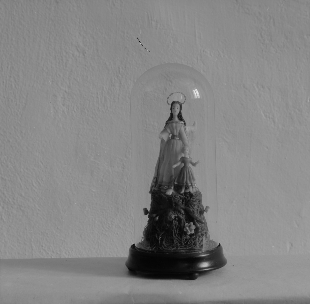 klasztor ss. Mniszek Benedyktynek - zbiory - figurka woskowa Matki Boskiej z Dzieciątkiem z XIX wieku, skan 1