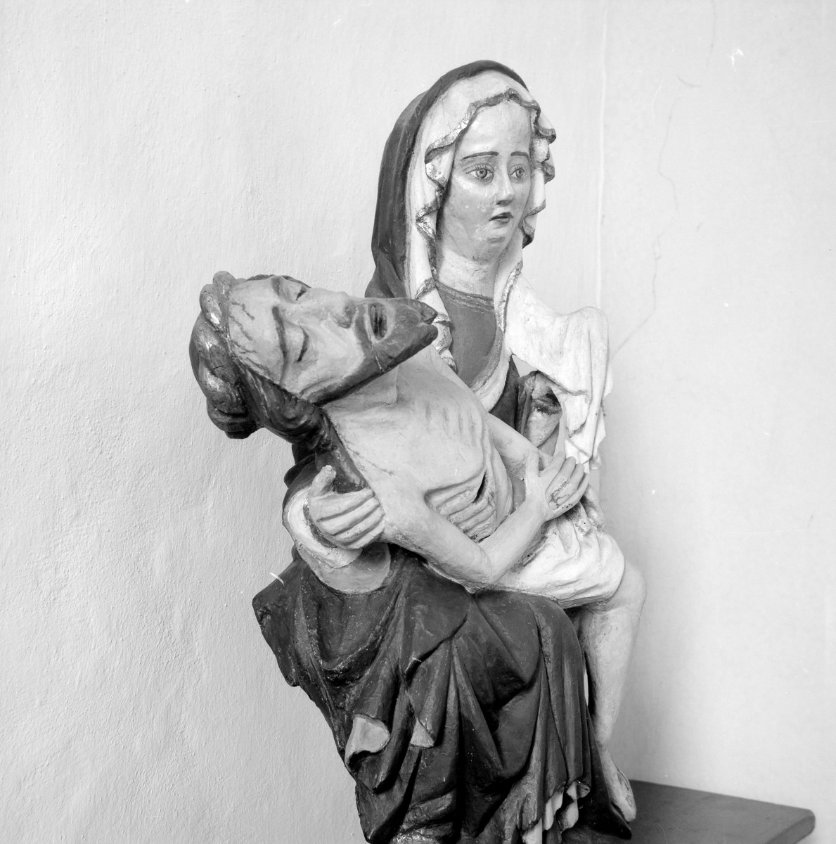 Brama Grudziądzka - tzw. "kaplica Na Bramce": wnętrze, figurka na ołtarzu., skan 1