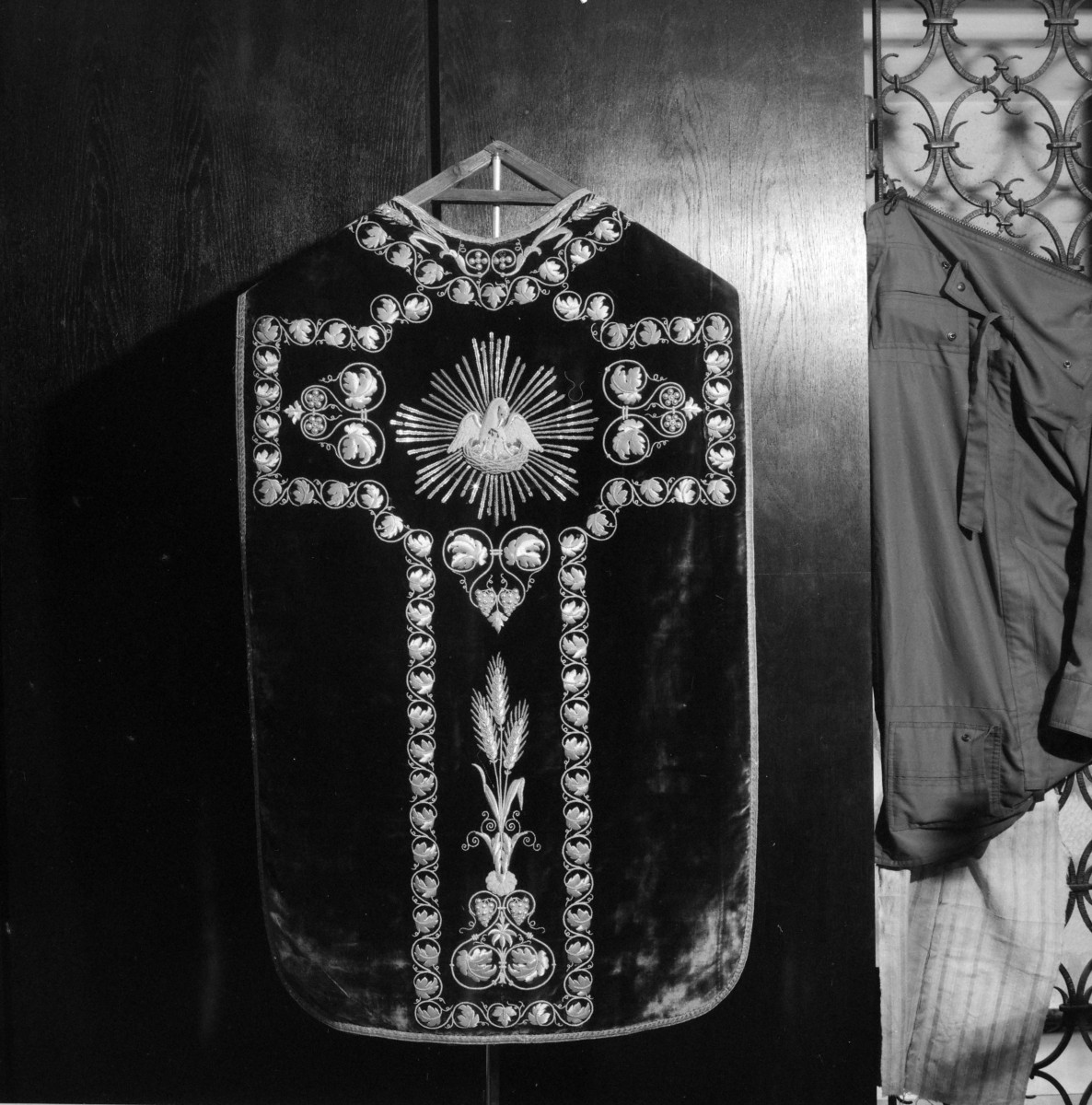 Skarbiec Katedralny - Ornat. Haft Polski ok. XIX. Całość, tył., skan 1