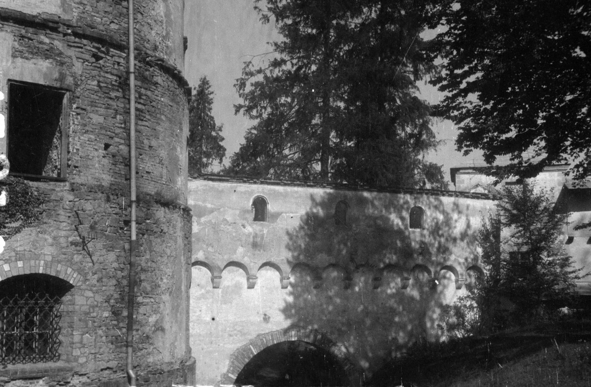 zamek Kazimierzowski - baszta i mur, skan 1