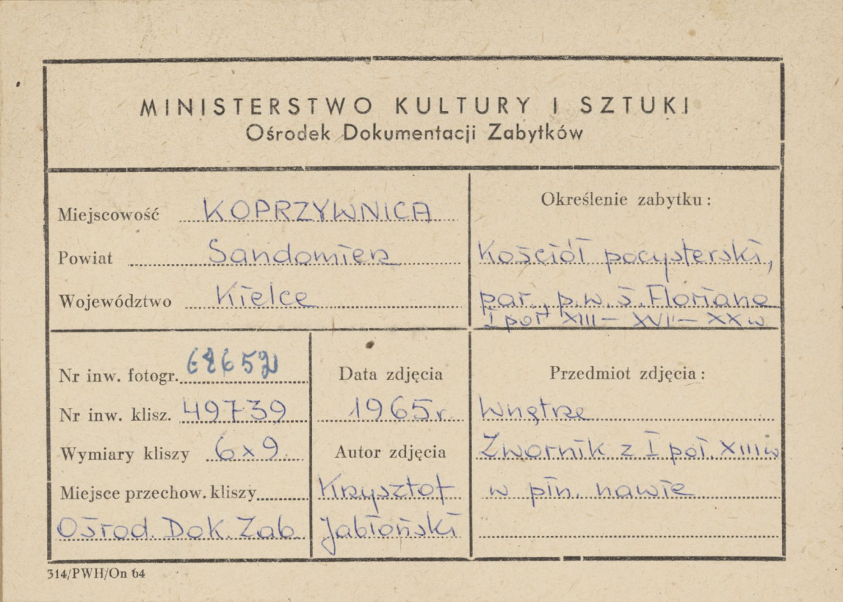 Zespół klasztorny - kościół, wnętrze ,  widok na zwornik  w sklepieniu nawy płn. - metryczka, skan 1