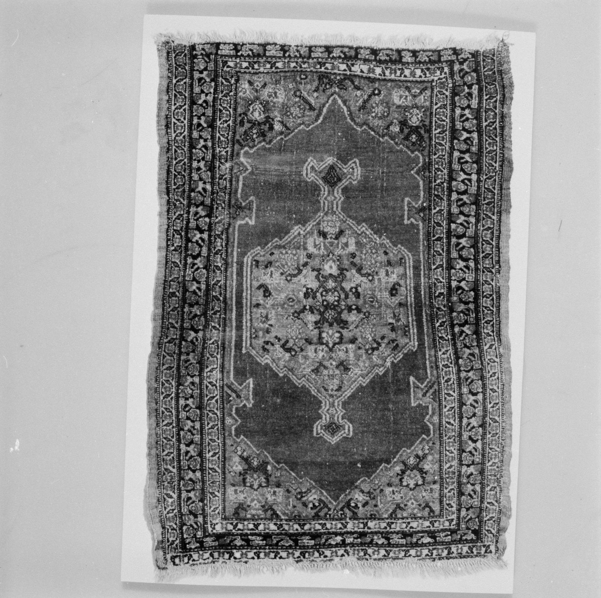 Muzeum Narodowe - Kobierzec modlitewny "Senne" - XIX wiek. Całość., skan 1