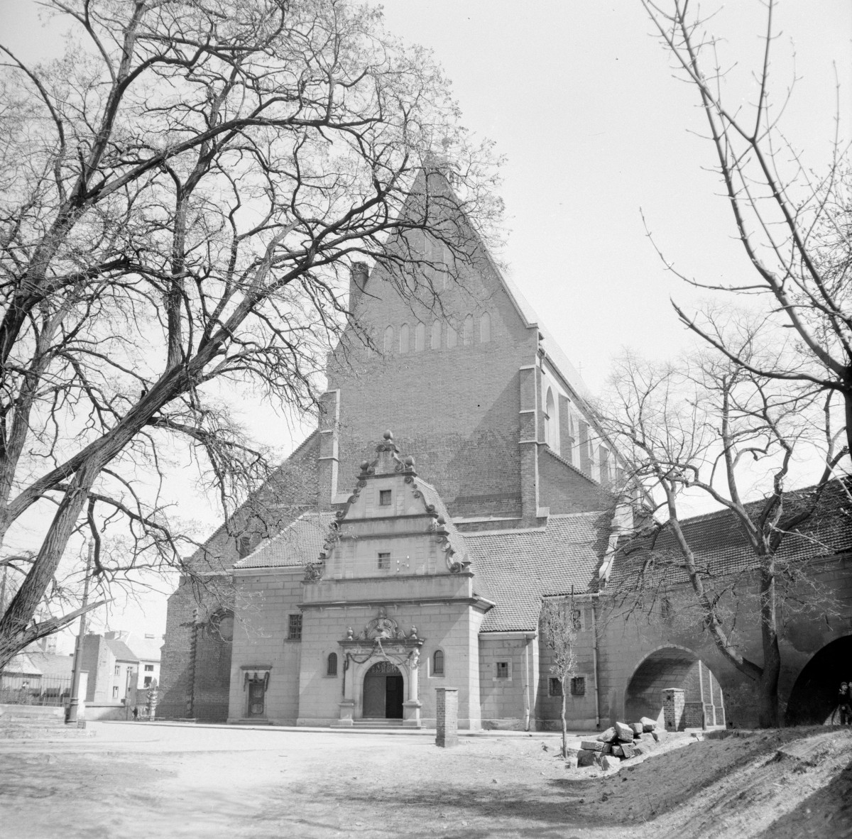 kościół pw. św. Jana Apostoła - widok od zachodu, skan 1