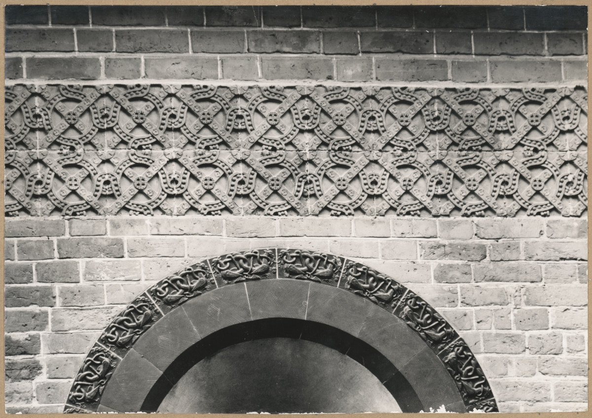  Zespół klasztorny Dominikanów - widok na ozdobne zwieńczenie okna i fragment ceramicznego fryzu na elewacji płn. kościoła, skan 1