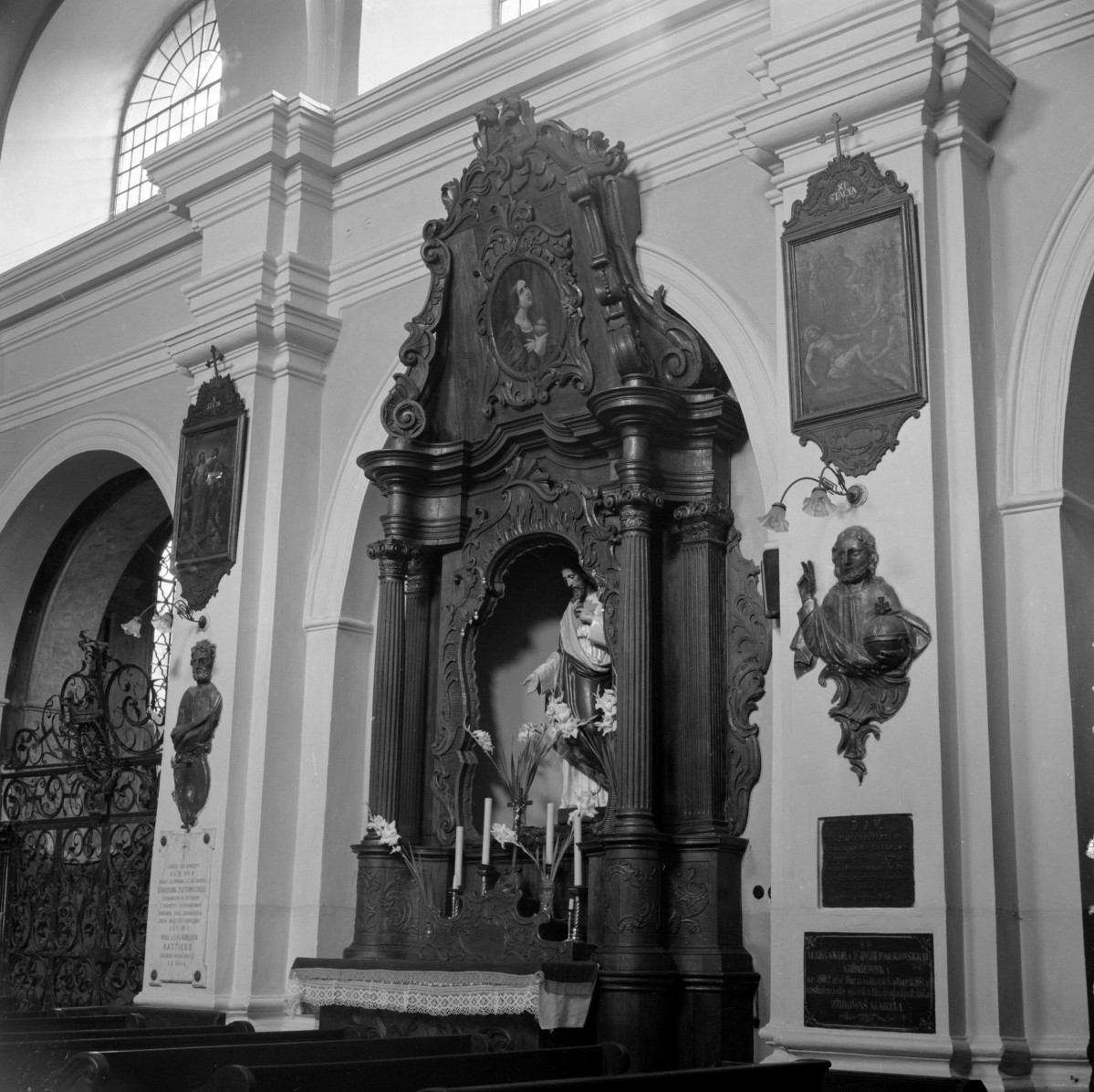kościół św. Józefa i św. Piotra - wnętrze, ołtarz boczny, skan 1