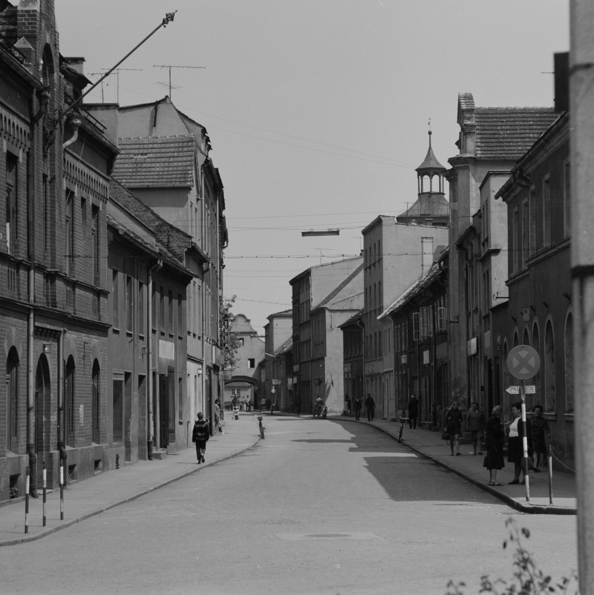 zabudowa ulicy Zamkowej - widok w kierunku bramy Zamkowej - fragment, skan 1