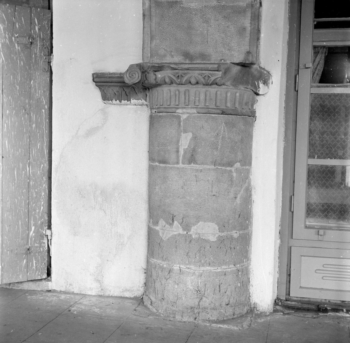 kamienica - podcienie, fragment pólkolumny, skan 1