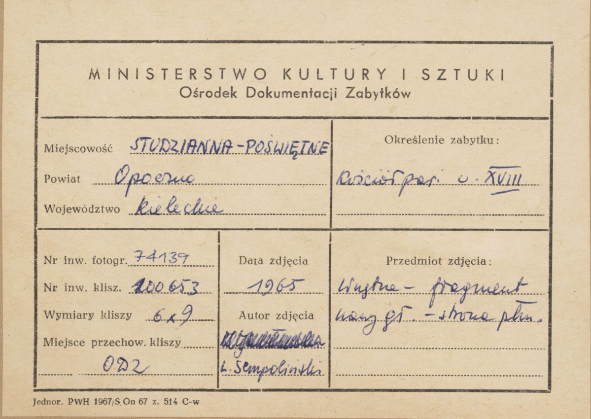 Zespół klasztorny Filipinów - wnętrze kościoła, fragment płn. strony nawy głównej - metryczka, skan 1