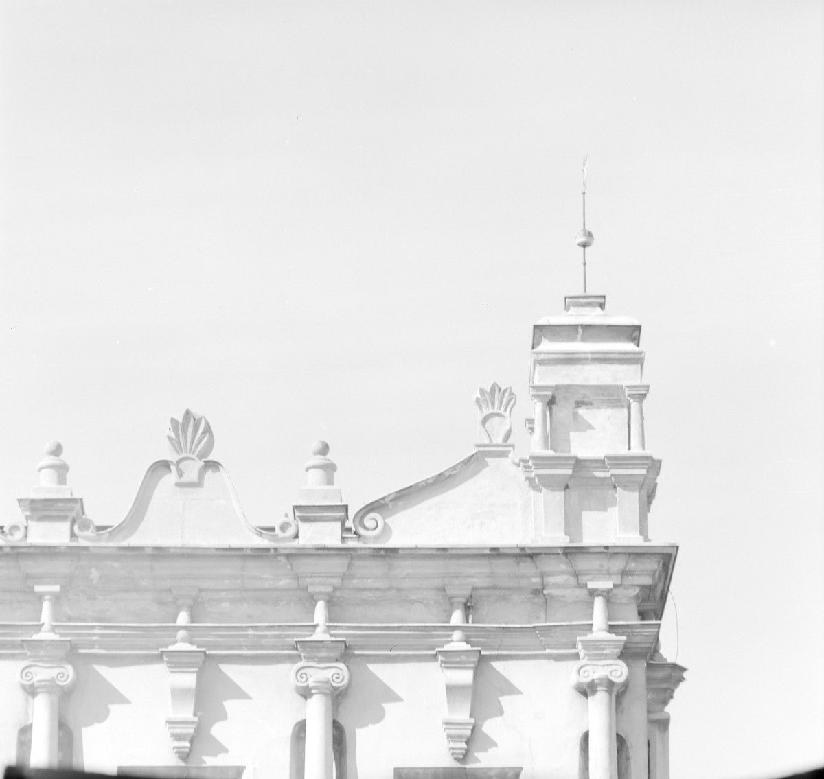 Ratusz - fragment szczytu elewacji, narożnik z attyką., skan 1