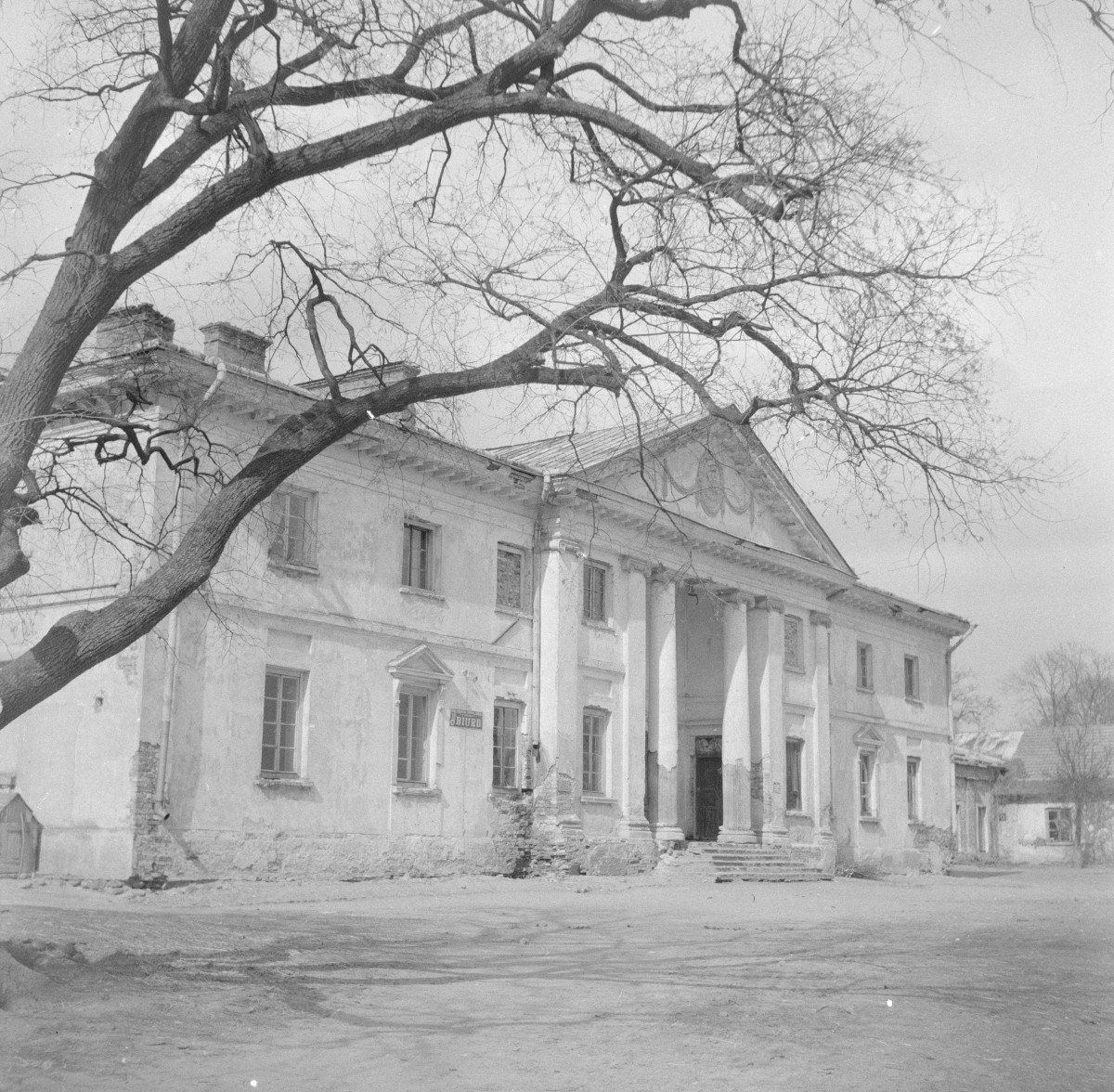 pałac Kuczyńskich - elewacja frontowa - widok od zachodu, skan 1