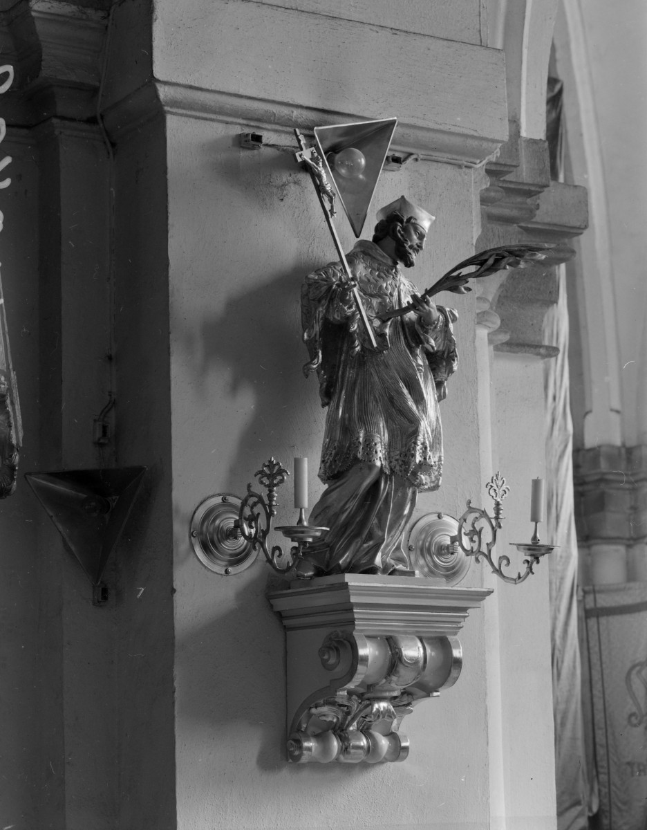 sanktuarium św. Jadwigi Śląskiej - kościół: rzeźba św. Jana Nepomucena, skan 1