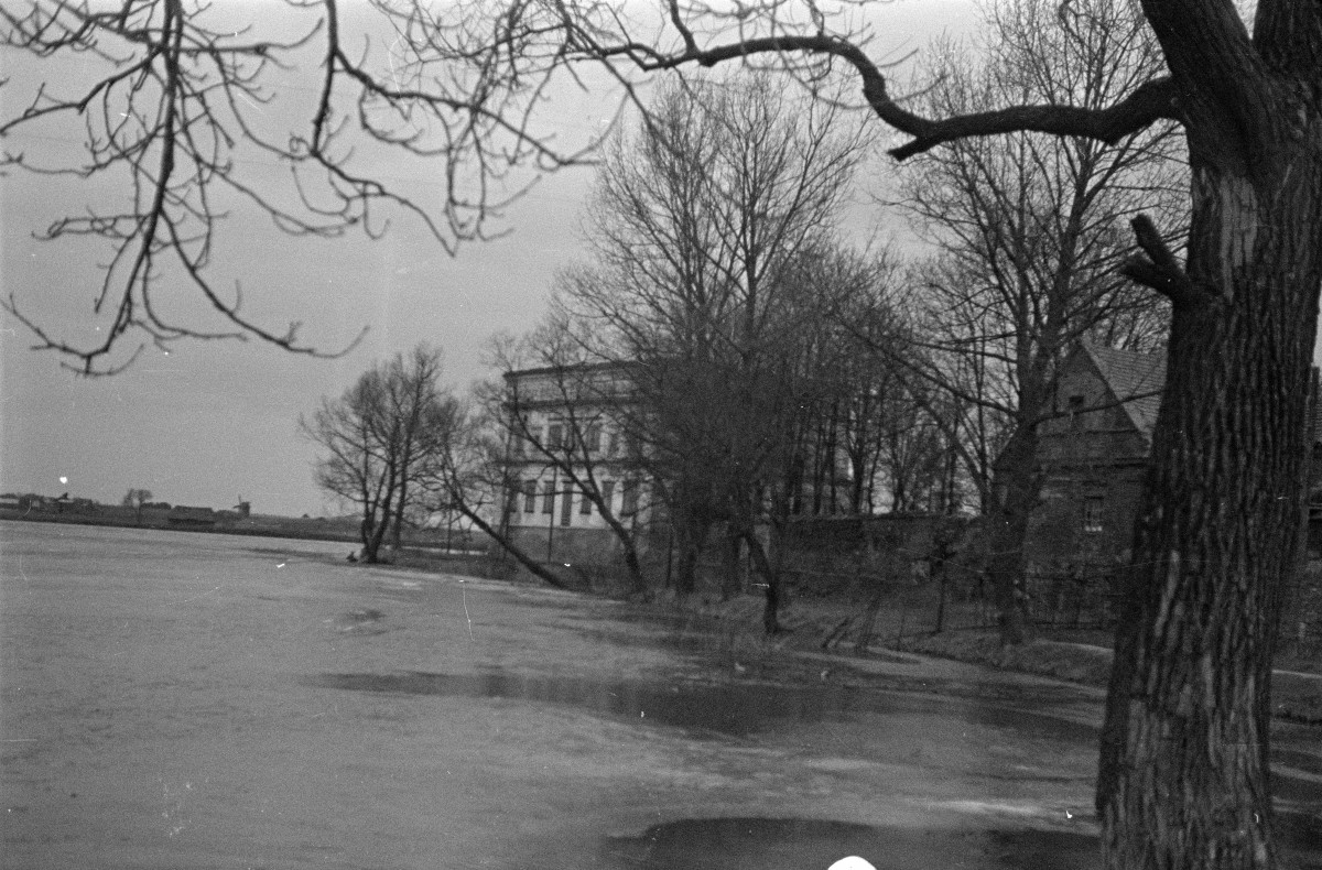dwór obronny - park ze stawem, skan 1