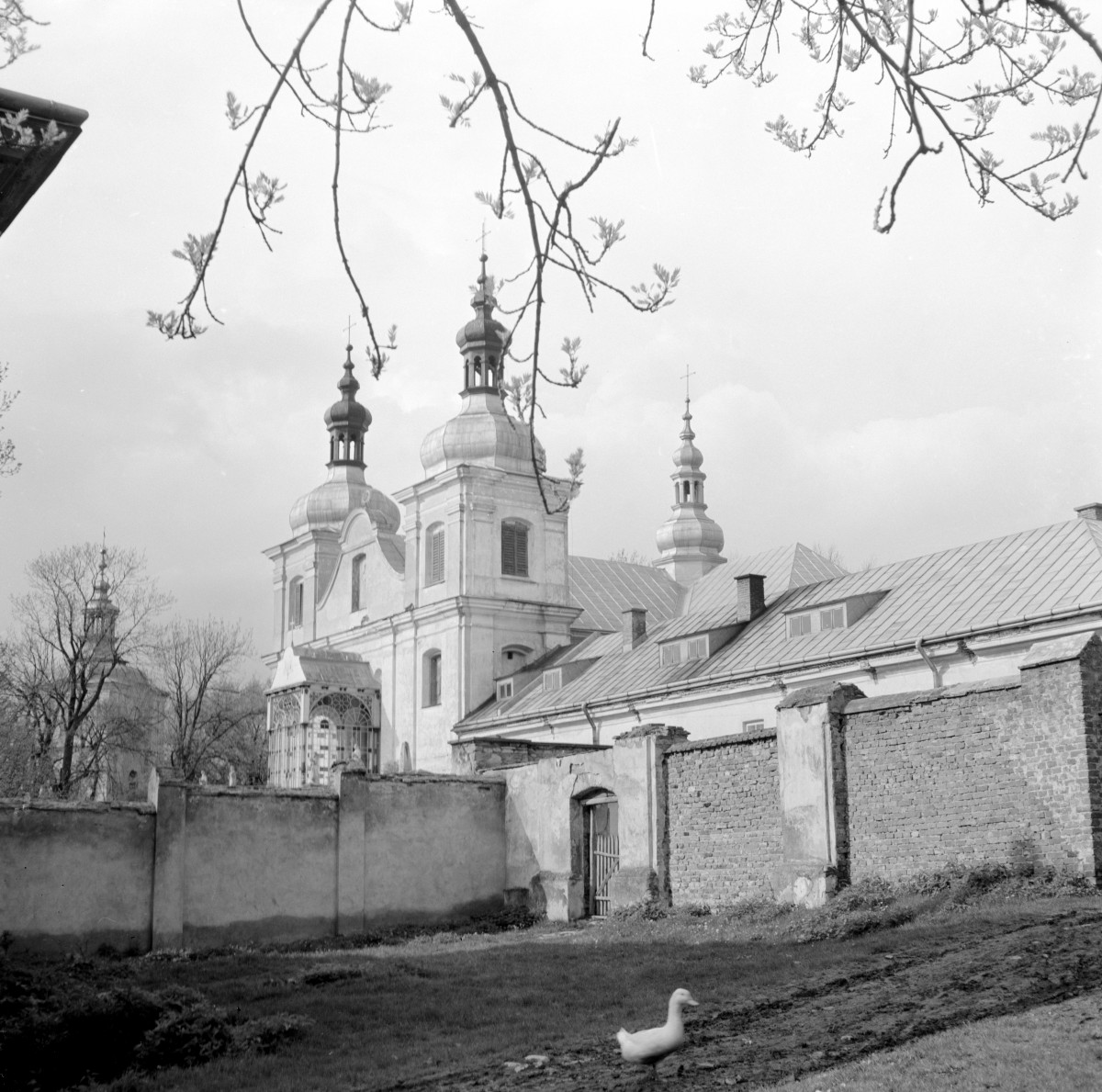 kościół klasztorny - elewacja frontowa i mur, skan 1
