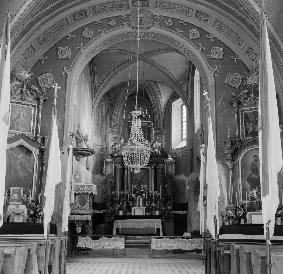 sanktuarium Matki Bożej Królowej - wnętrze, ołtarz główny, skan 1
