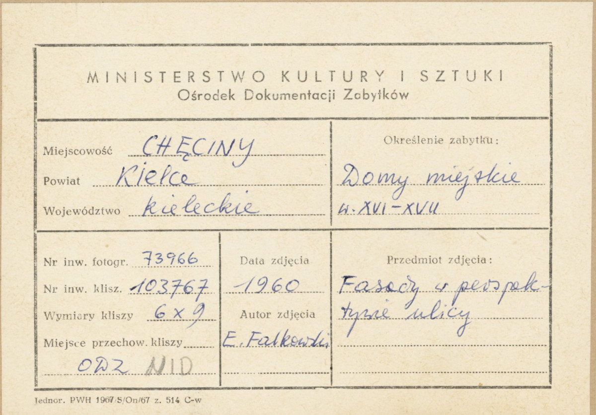 Miasto - pierzeja ulicy - widok na fasady domów, w tle kościół klasztorny - metryczka, skan 1