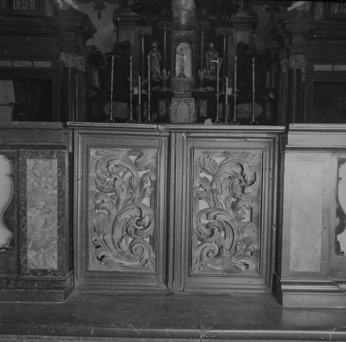 kościół Niepokalanego Poczęcia Najświętszej Maryi Panny - wnętrze, balustrada, skan 1