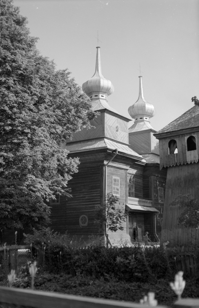 Kościół Zwiastowania Najświętszej Maryi Panny - konstrukcja zrębowa z widocznymi wieżami. , skan 1