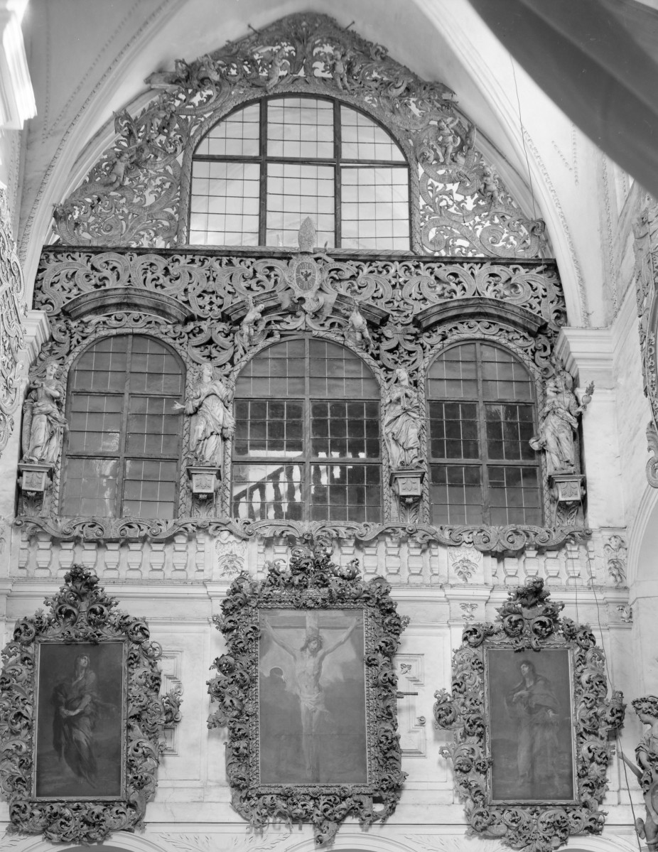 kościół parafialny pw. Wniebowzięcia NMP i Jana Chrzciciela - wnętrze: ściana zamykająca transeptu, skan 1