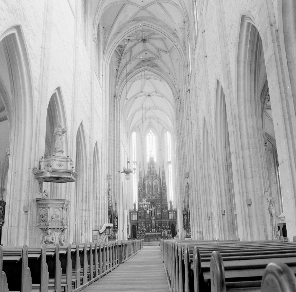 kościół pw. śś. Piotra i Pawła - wnętrze - nawa gółwna - prezbiterium - ołtarz, skan 1